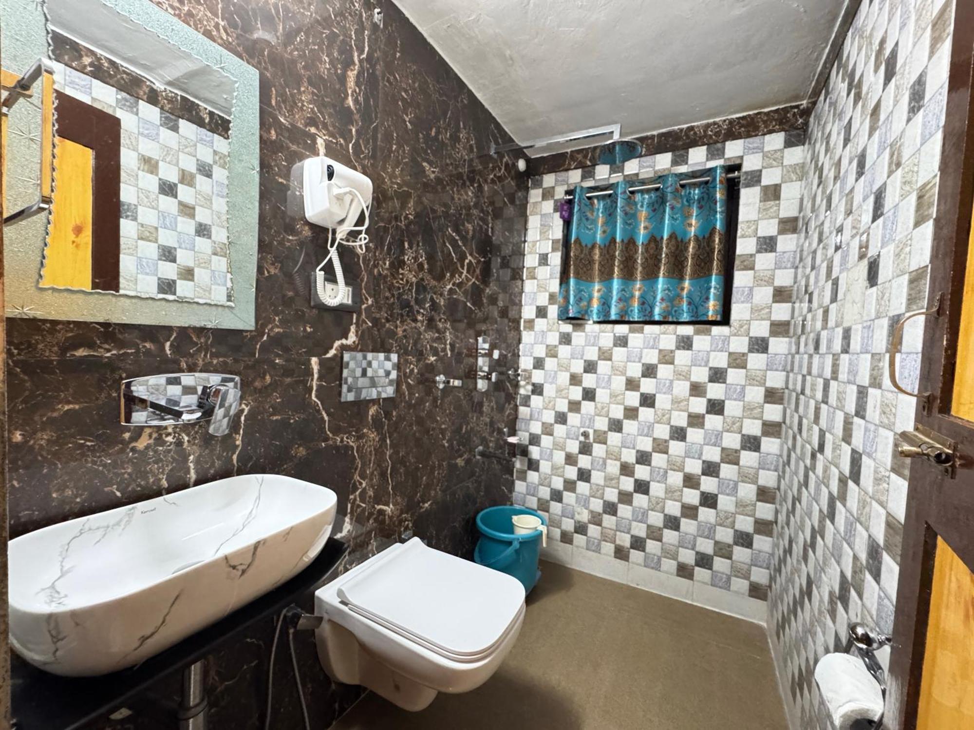 Hotel Bombay Palace Pahalgām Esterno foto
