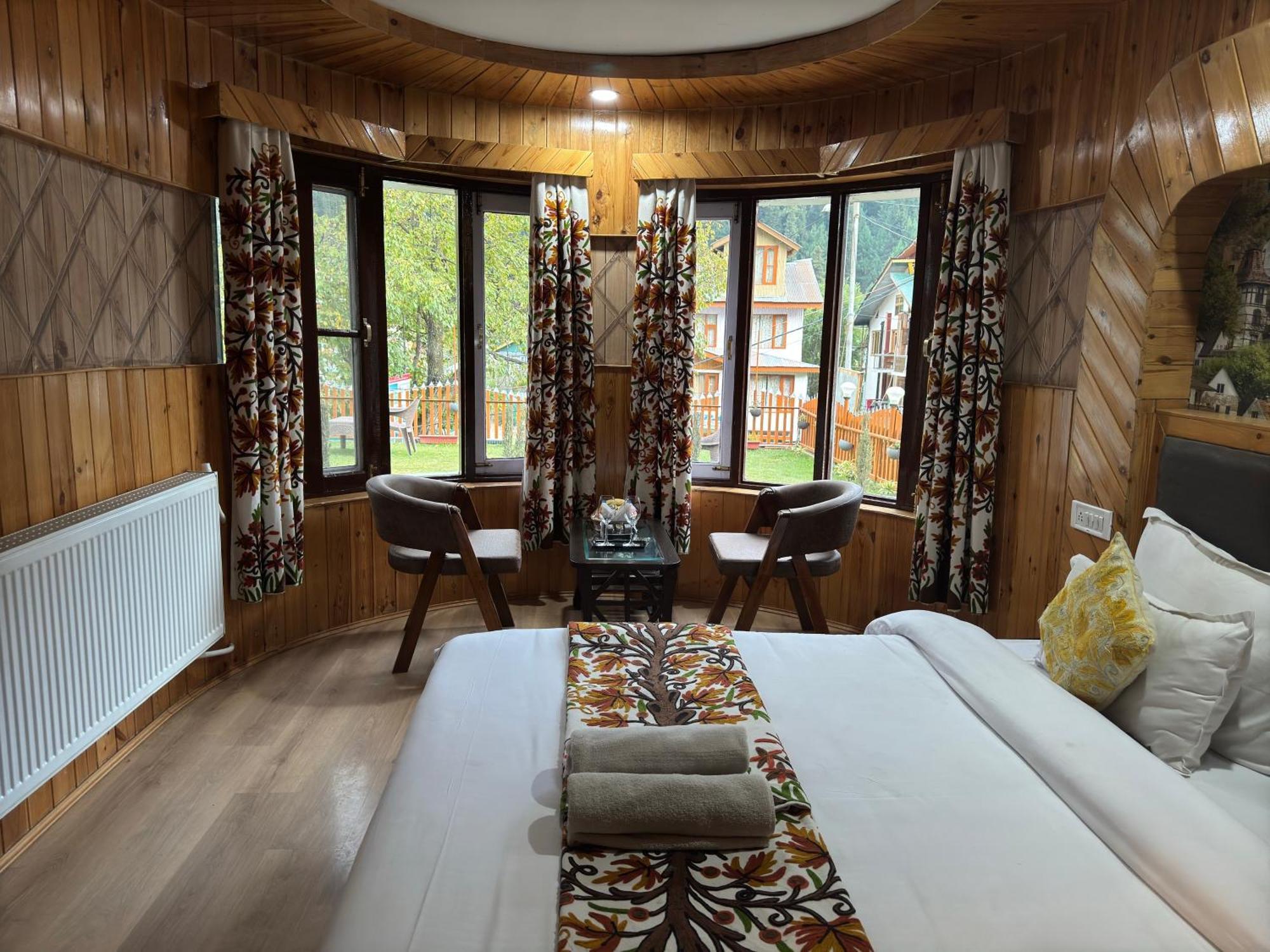 Hotel Bombay Palace Pahalgām Esterno foto